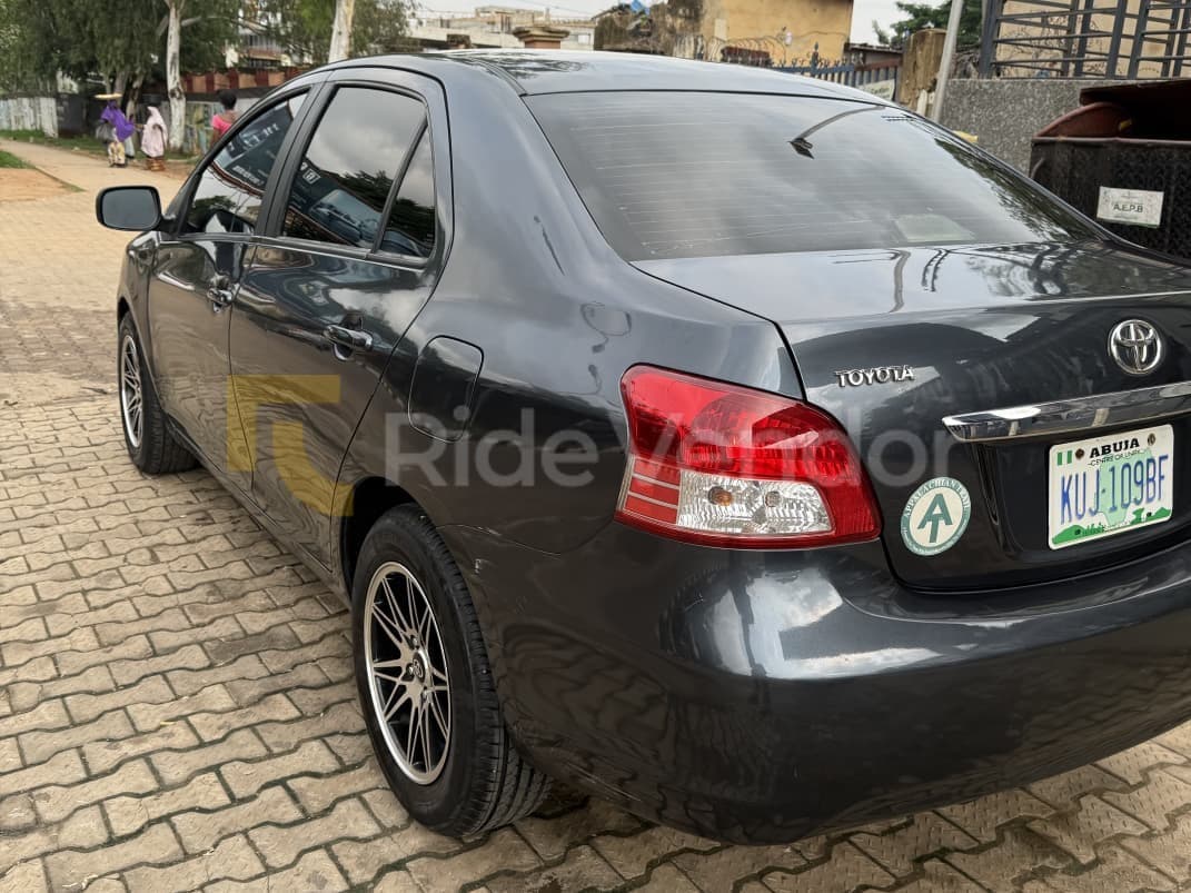 2010 Toyota Yaris — photo 2