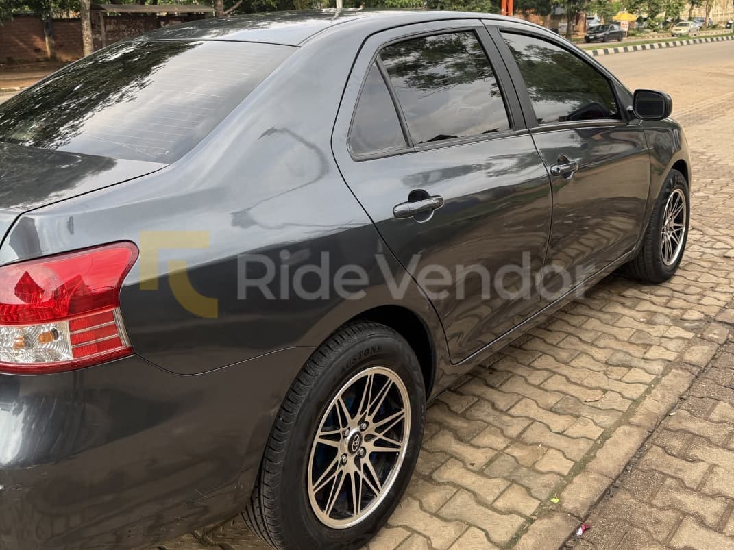 2010 Toyota Yaris — photo 3