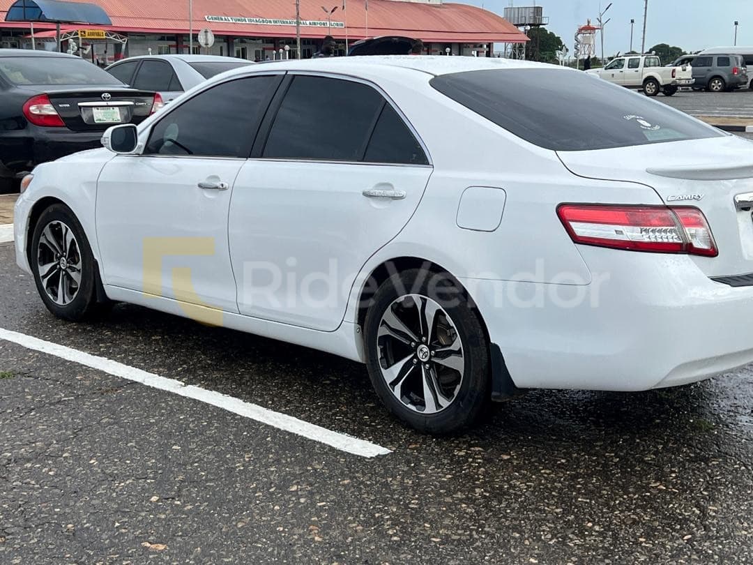 2011 Toyota Camry LE — photo 5
