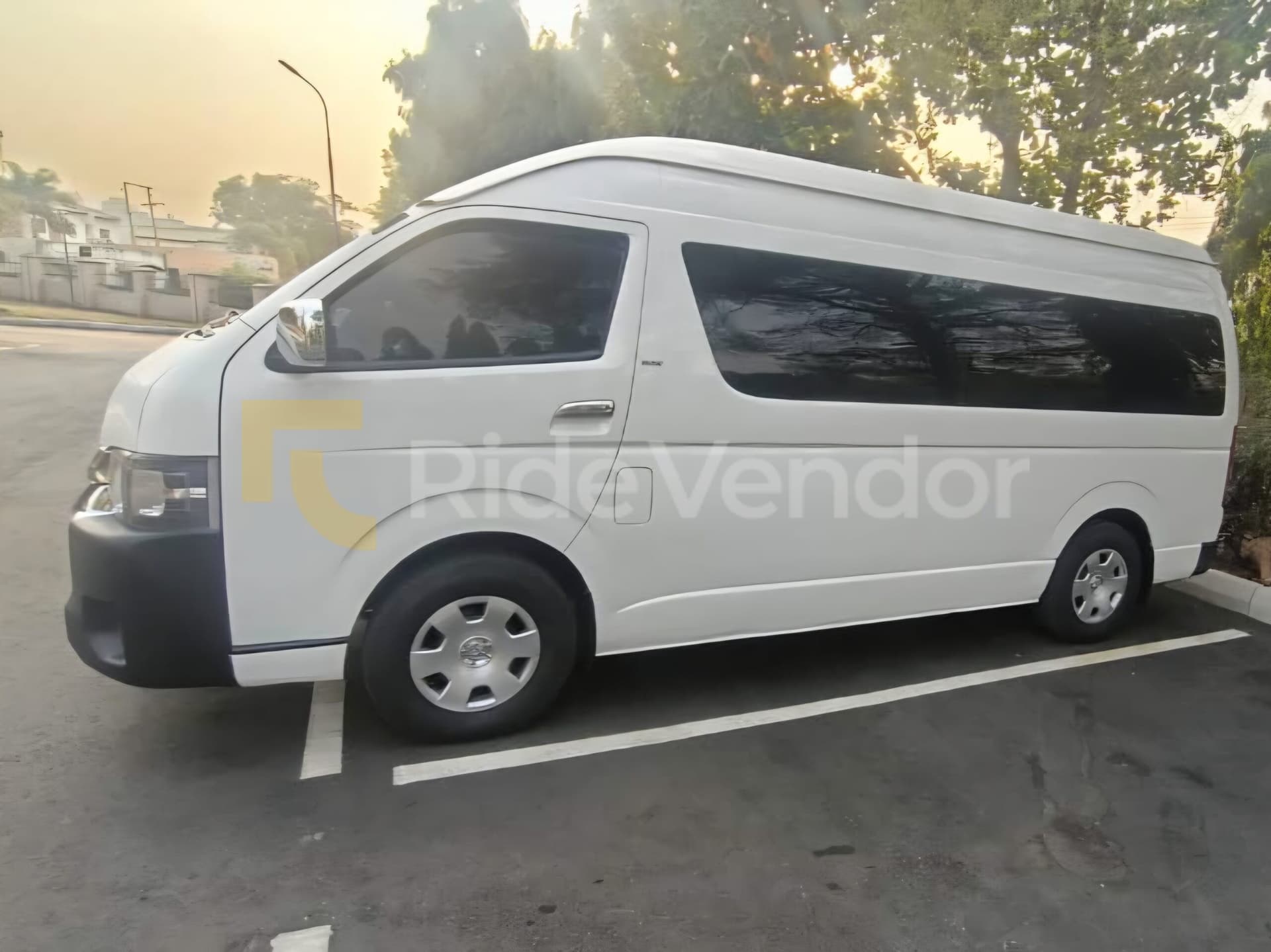 2019 Toyota Hiace — photo 3