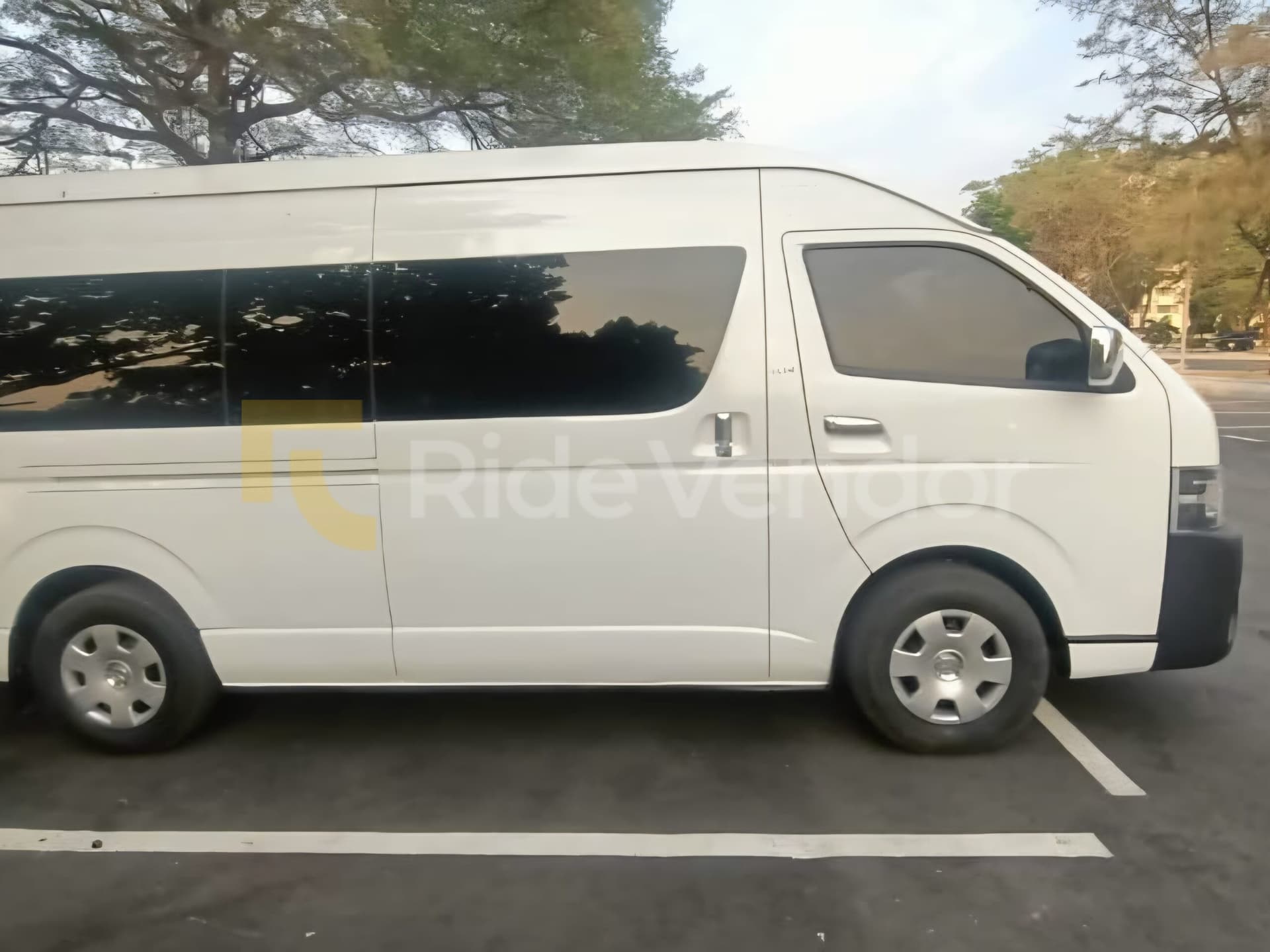 2019 Toyota Hiace Bus — photo 4