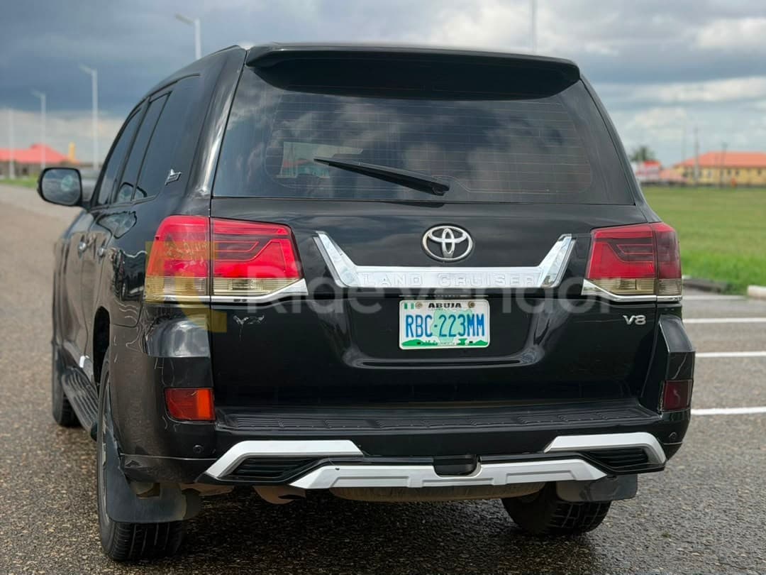 2020 Toyota Land Cruiser — photo 2