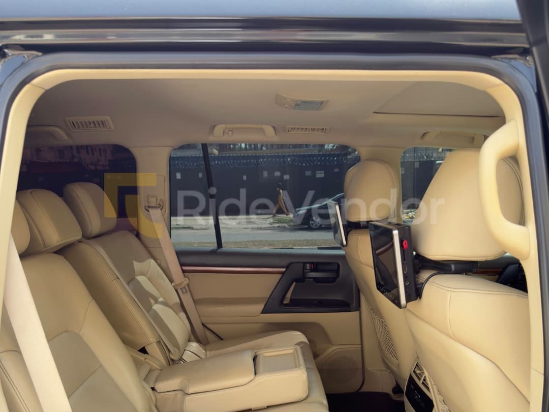 2020 Toyota Land Cruiser GXR V8 — photo 2