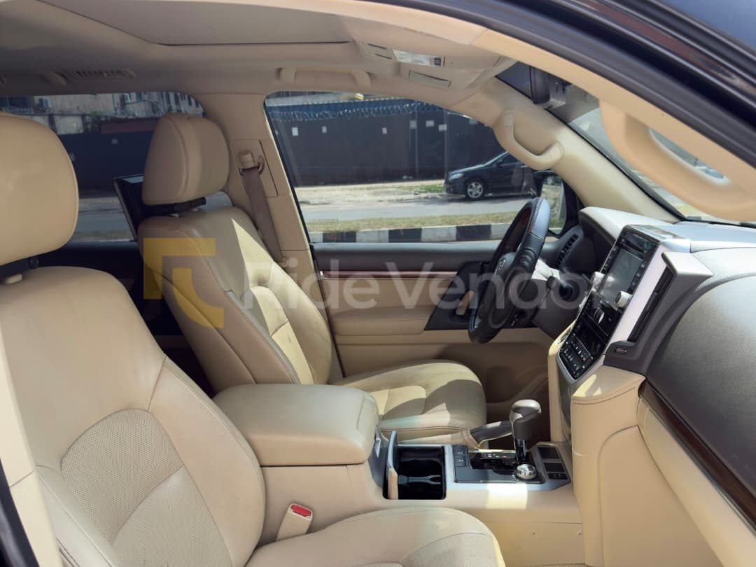 2020 Toyota Land Cruiser GXR V8 — photo 3