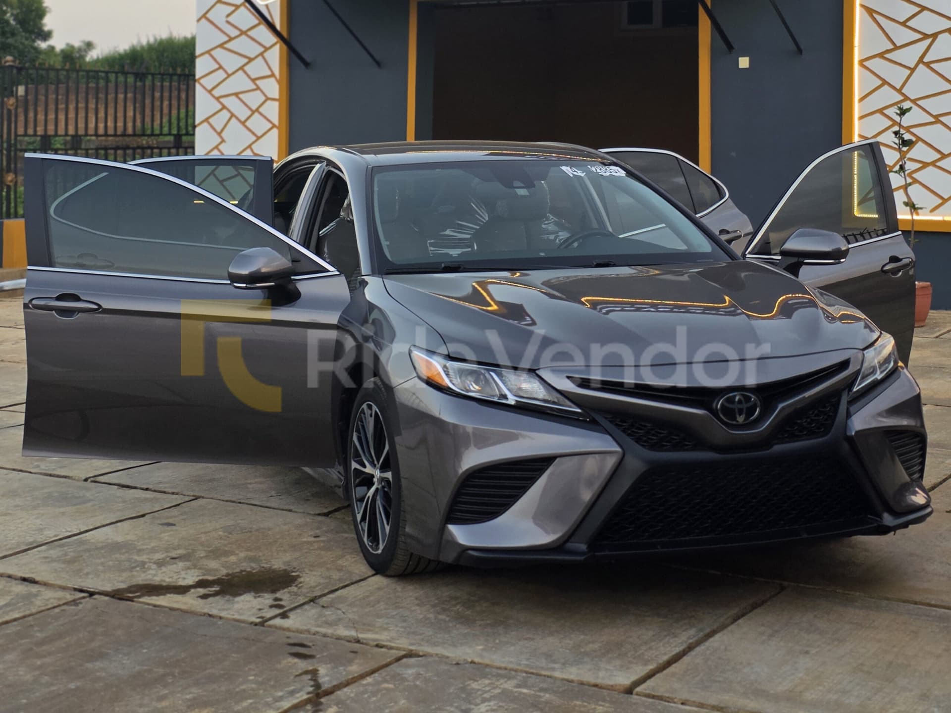 2022 Toyota Camry SE — photo 2