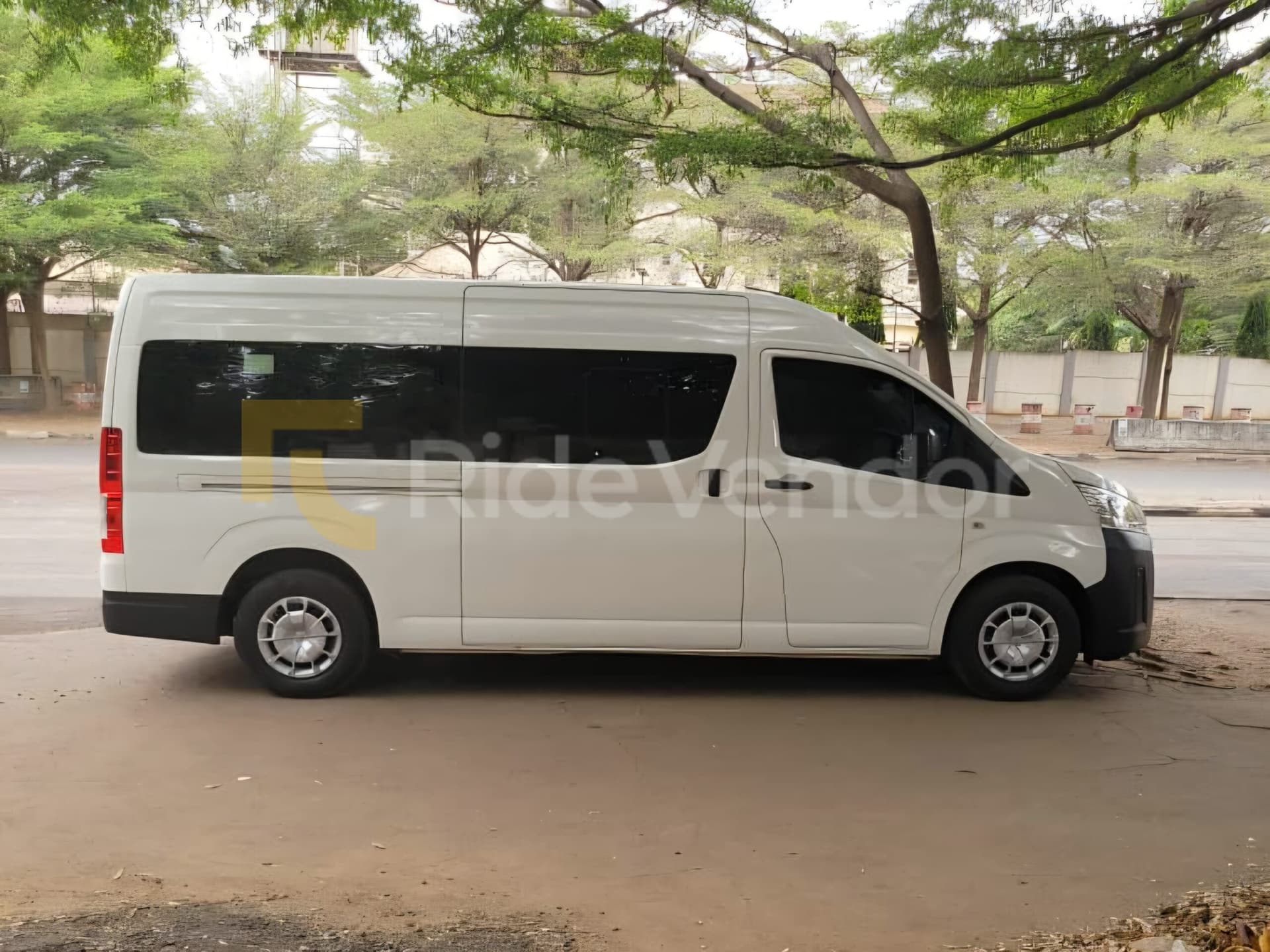 2024 Toyota Hiace Bus — photo 2