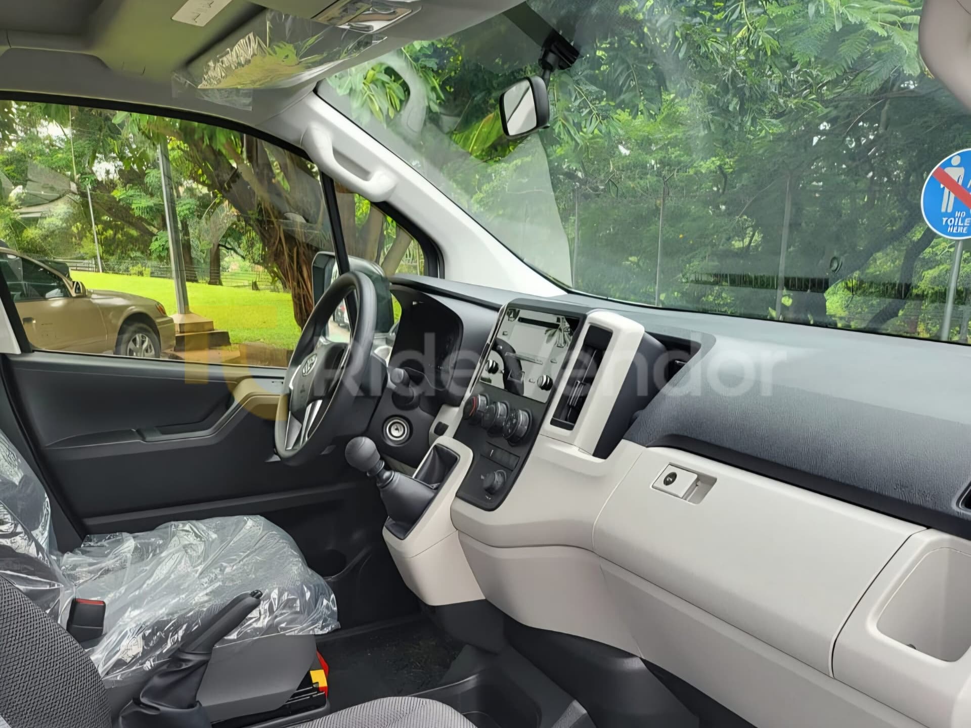 2024 Toyota Hiace Bus — photo 3