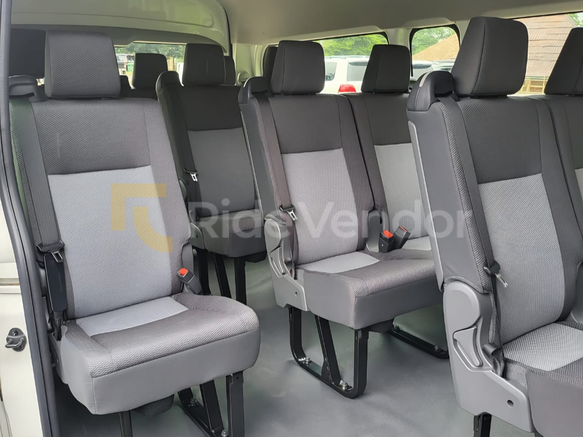 2024 Toyota Hiace Bus — photo 4