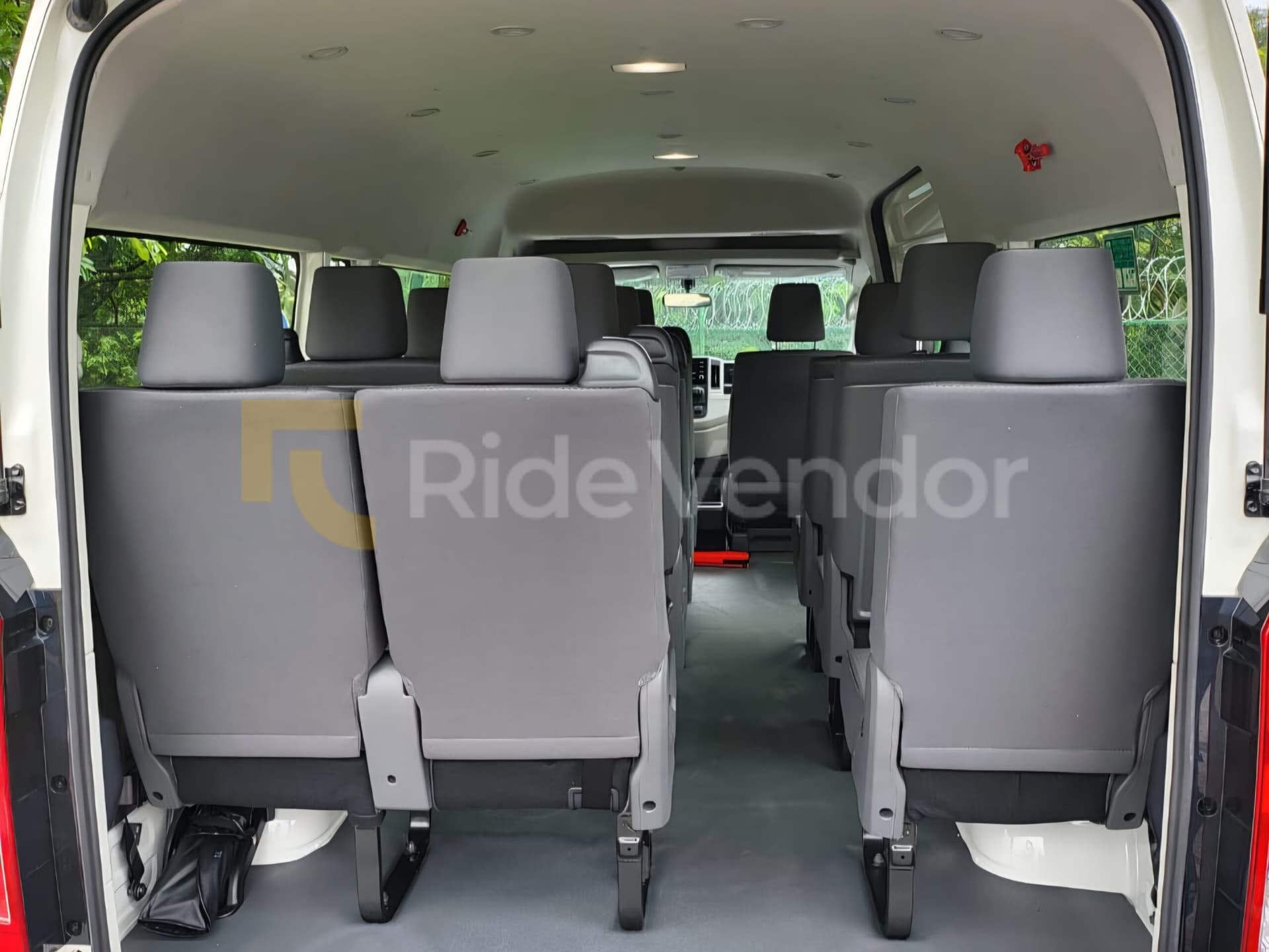 2024 Toyota Hiace Bus — photo 5