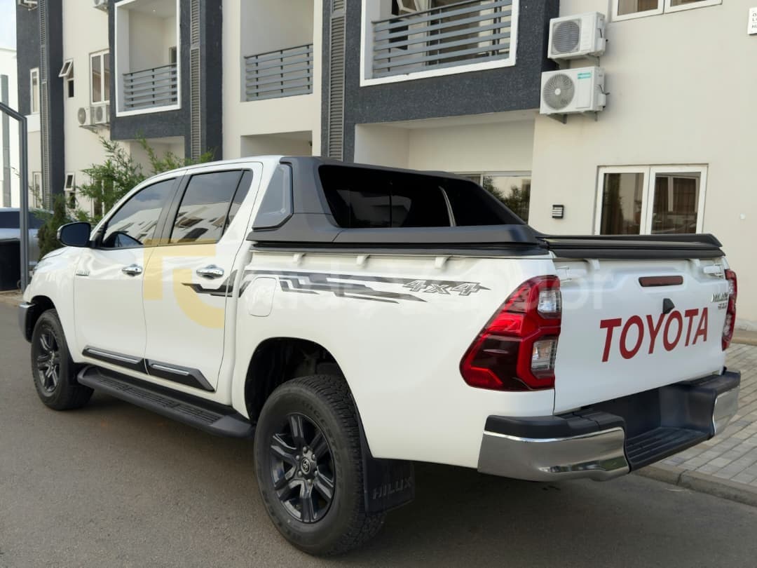 2025 Toyota Hilux SR5 — photo 2