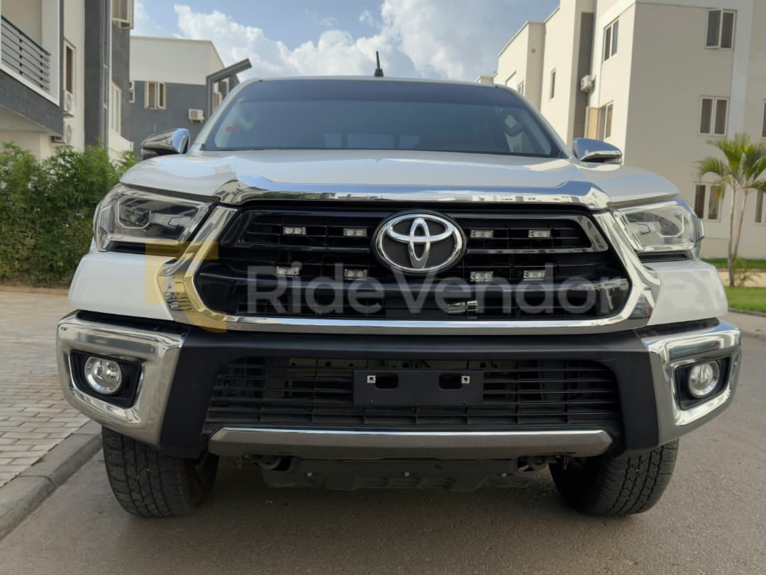 2025 Toyota Hilux SR5 — photo 3