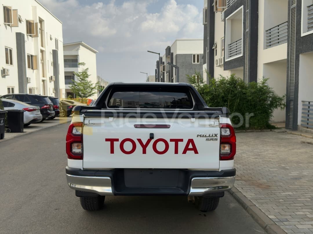 2025 Toyota Hilux SR5 — photo 5
