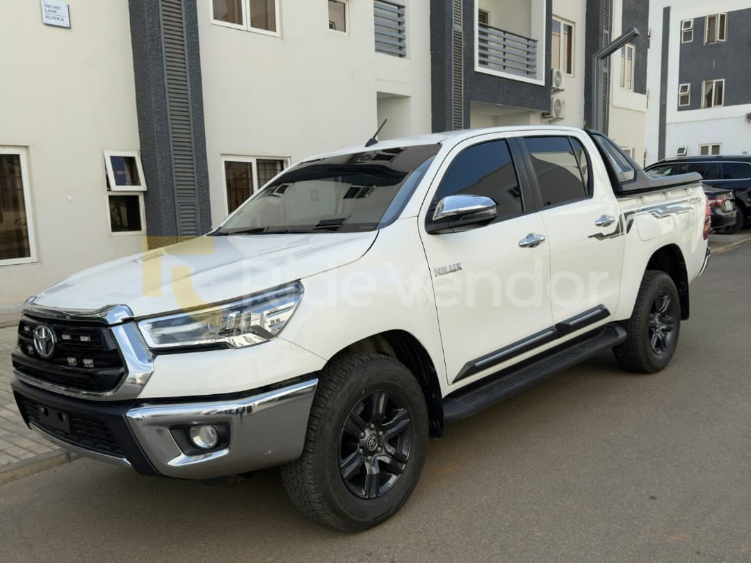 2025 Toyota Hilux SR5 — photo 6