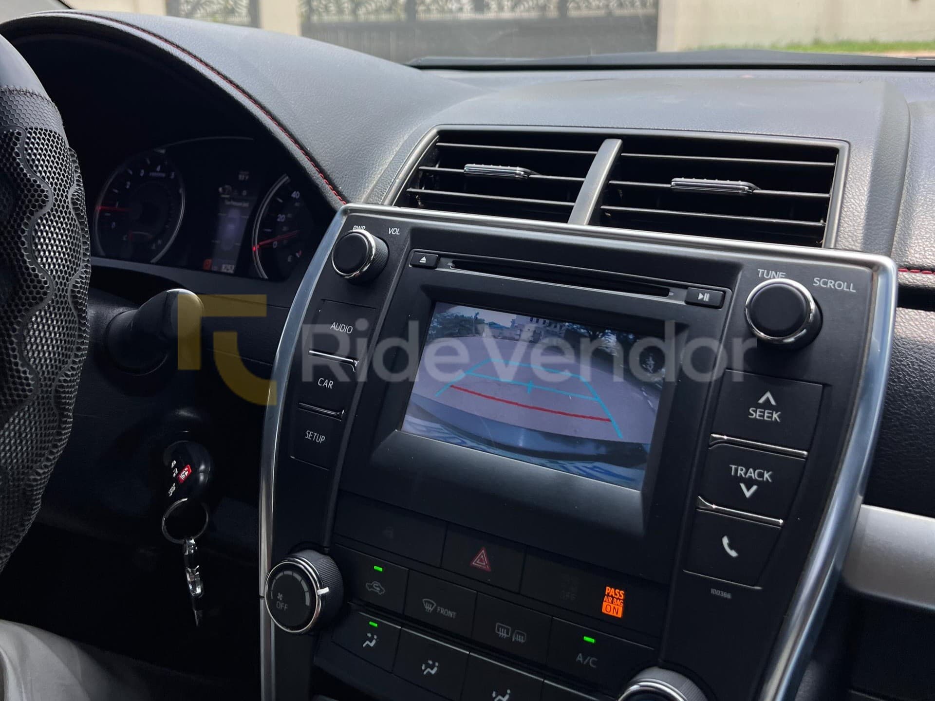2016 Toyota Camry SE — photo 2