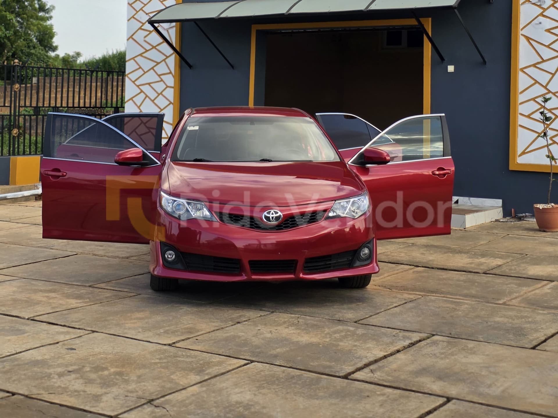 2014 Toyota Camry SE — photo 2