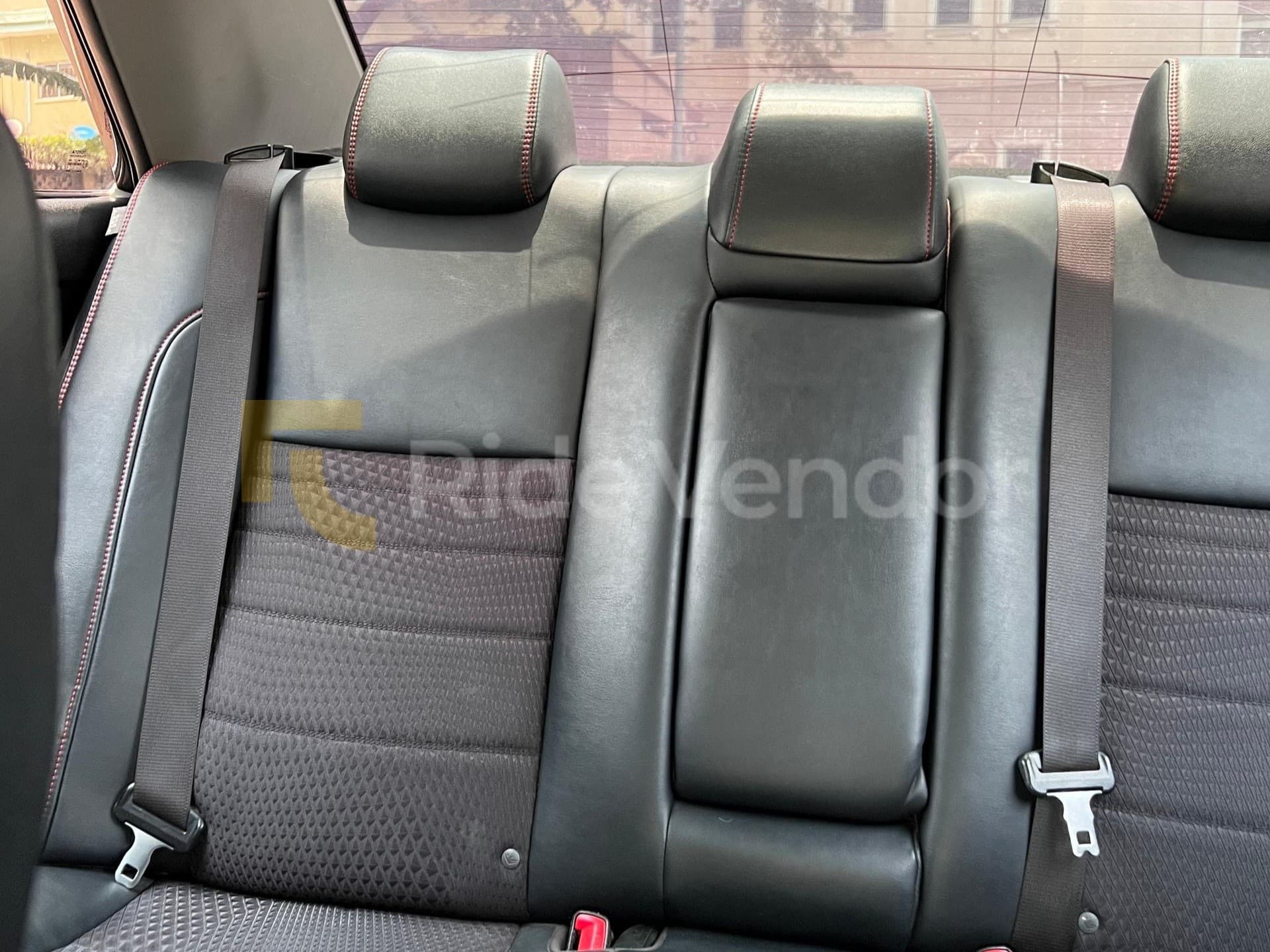 2016 Toyota Camry SE — photo 3