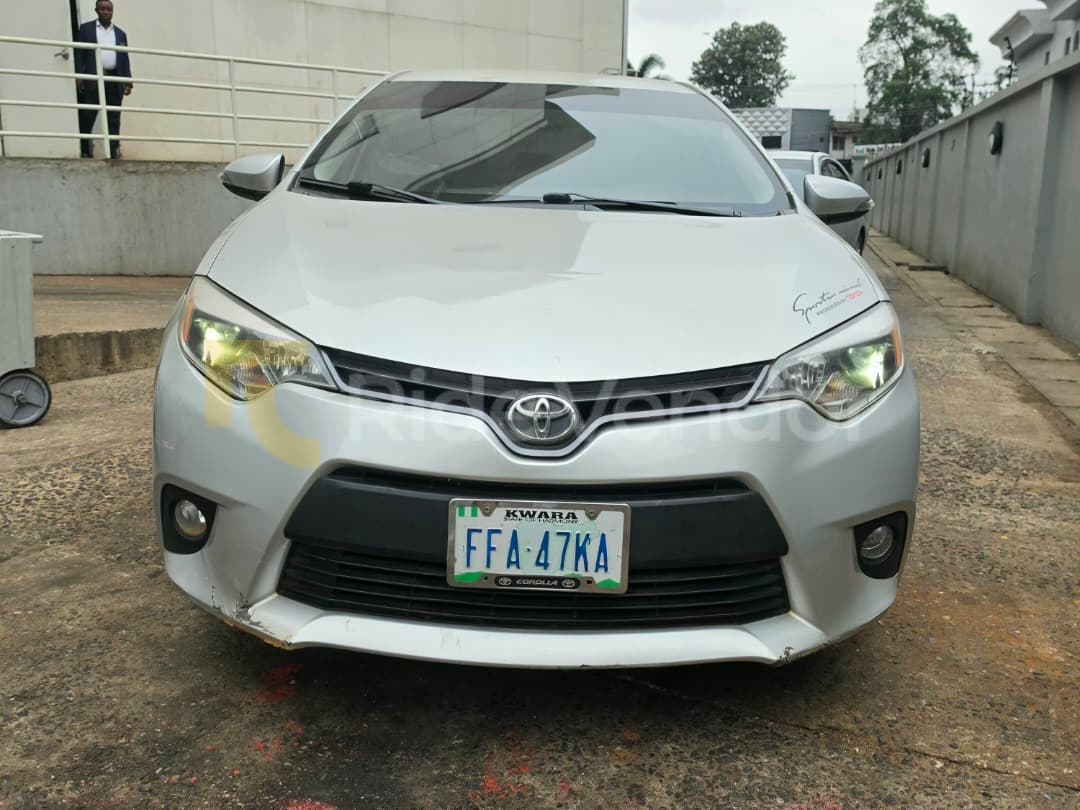 2016 Toyota Corolla LE — photo 2