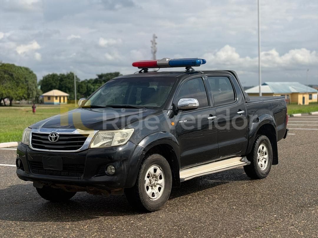 2015 Toyota Hilux SRS — photo 2