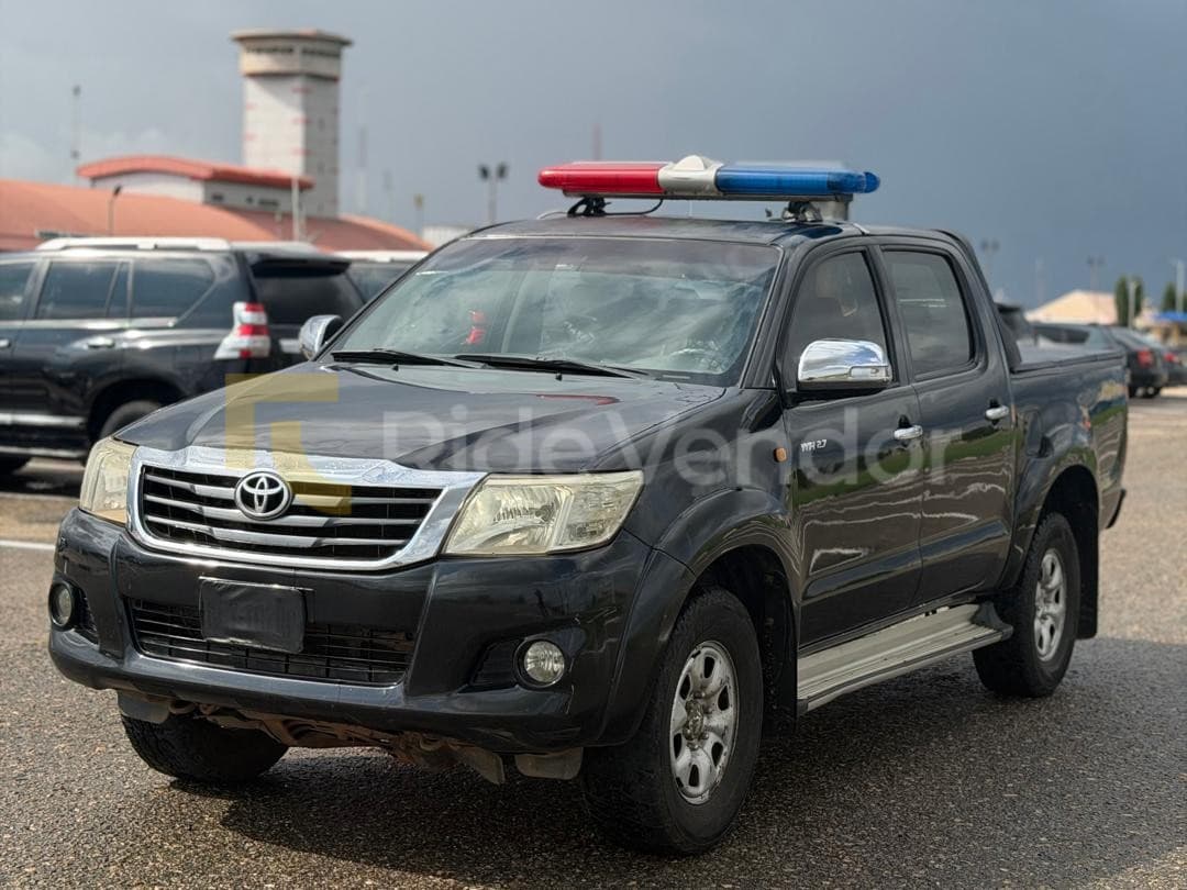 2015 Toyota Hilux SRS — photo 4