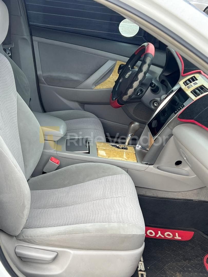 2011 Toyota Camry LE — photo 2