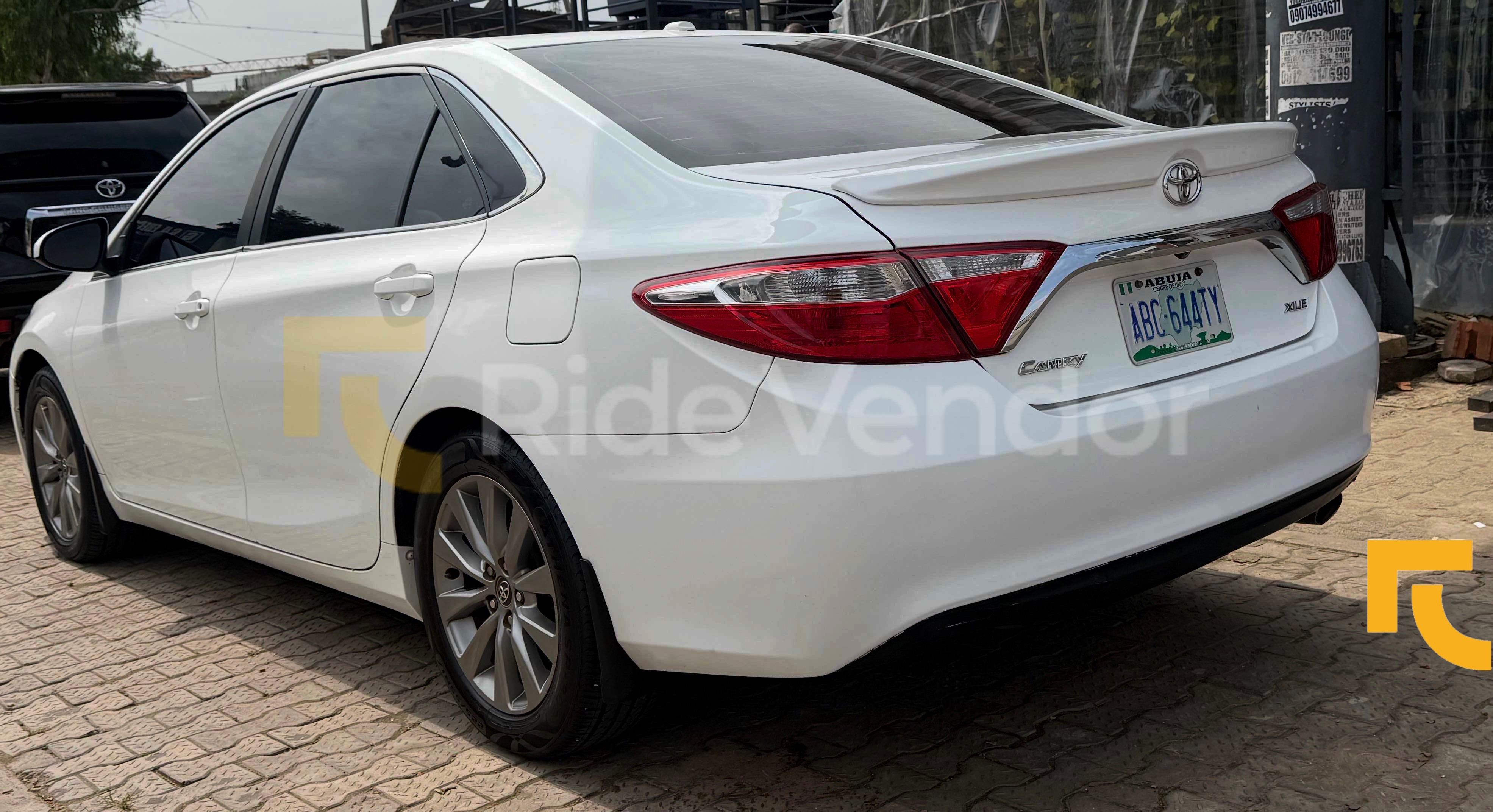 2017 Toyota Camry XLE — photo 3