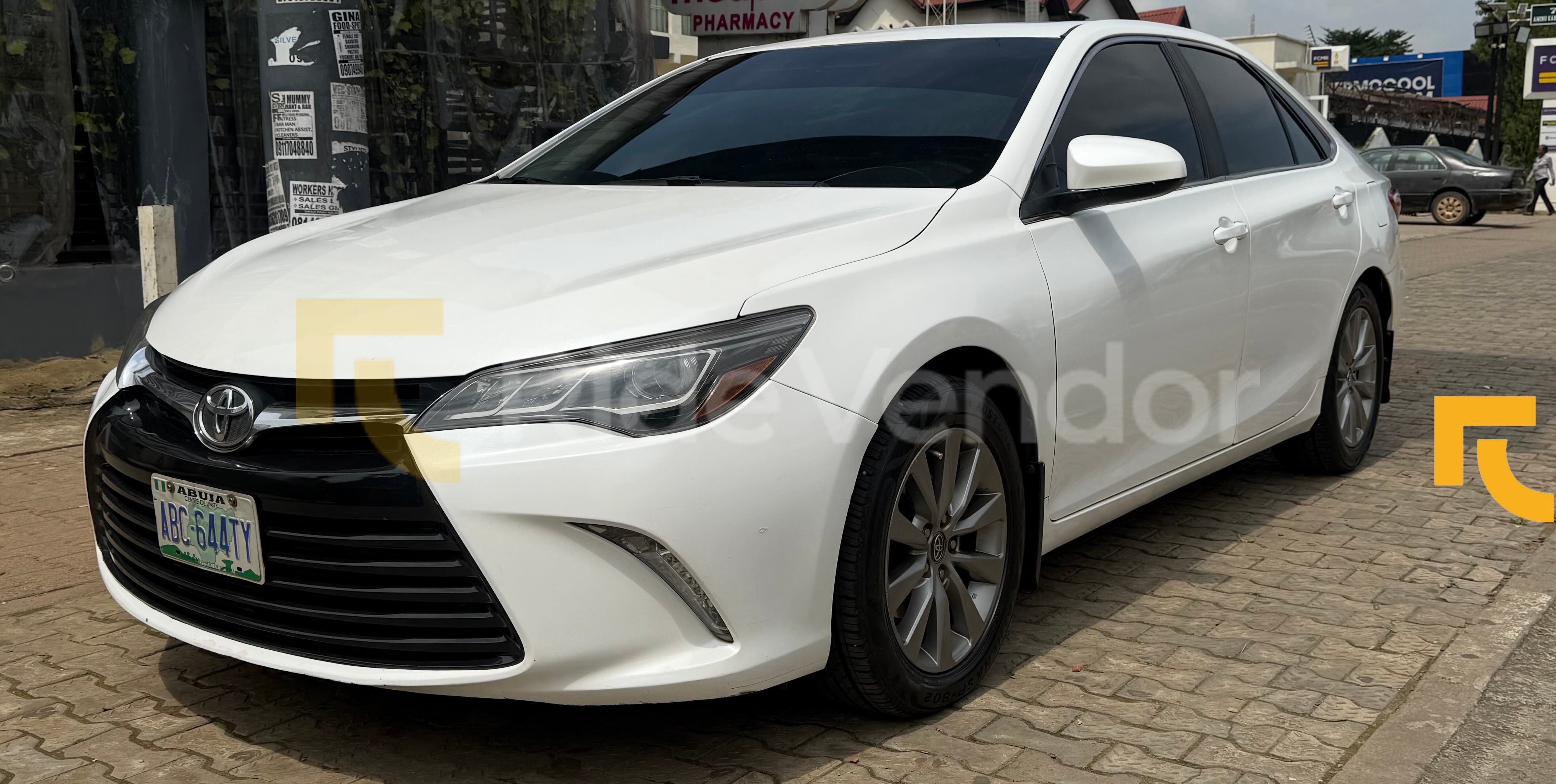 2017 Toyota Camry XLE — photo 2