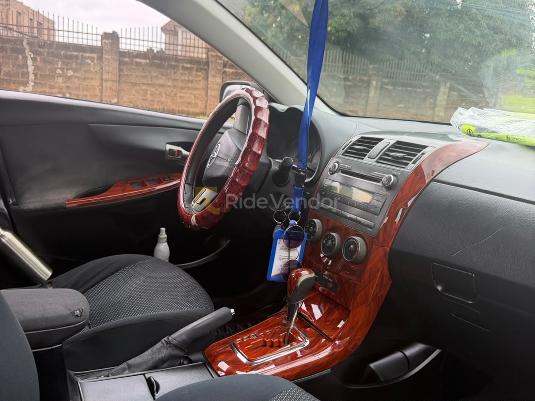 2014 Toyota Corolla LE — photo 2
