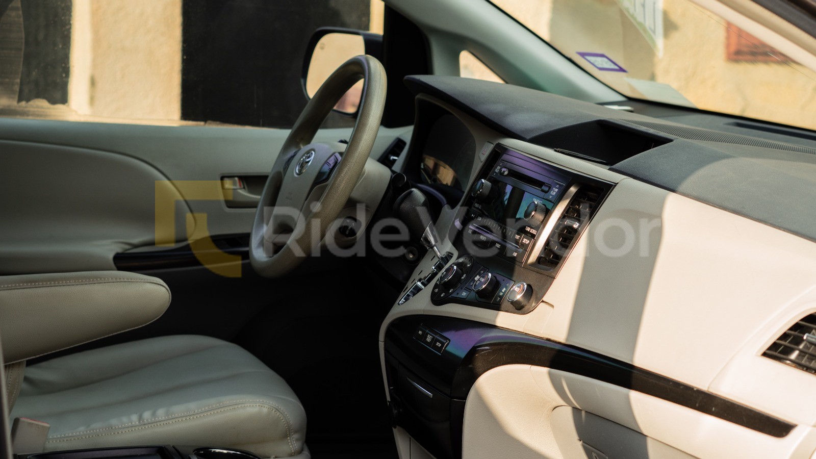 2014 Toyota Sienna XLE — photo 2